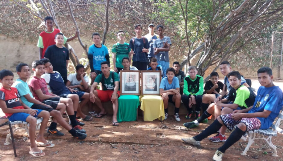 Grupo de garotos segurando retratos das fundadoras da Congregação das Religiosas Missionárias de Nossa Senhora das Dores.