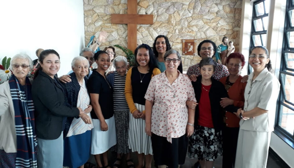 Grupo de mulheres em uma igreja.