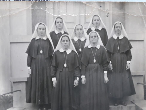 Foto de sete irmãs do Noviciado de Itabira, que foi transferido para o Rio de Janeiro.