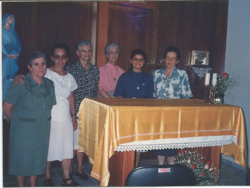 Seis mulheres em uma cerimônia religiosa. São integrantes da Casa Geral de Nossa Senhora das Dores.