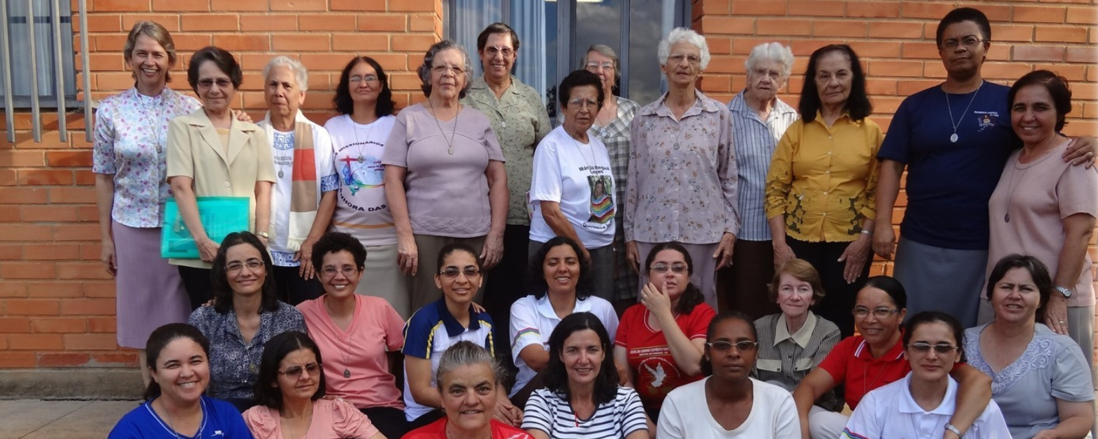 Grupo de senhoras reunidas, representando a formação da congregação.