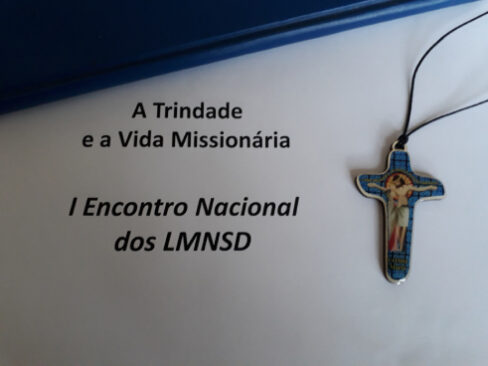 Cruz com Jesus Cristo no centro. É o símbolo do grupo Leigos Missionários de Nossa Senhora das Dores.